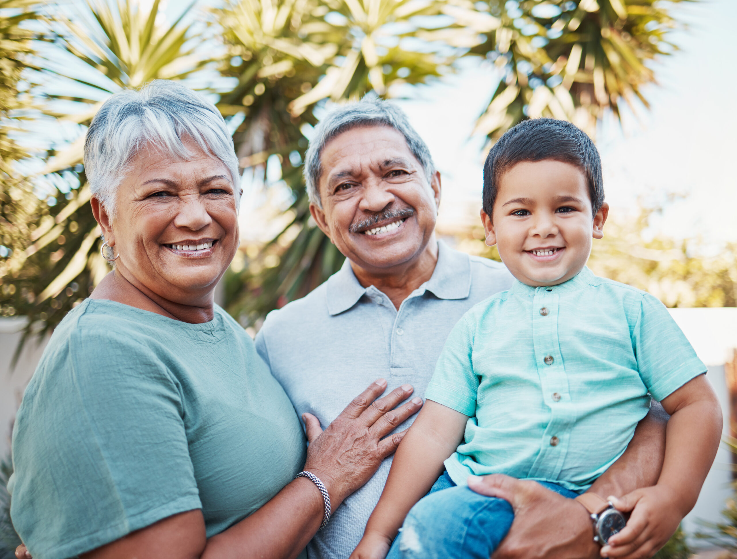 Abuelos y nieto juntos al aire libre