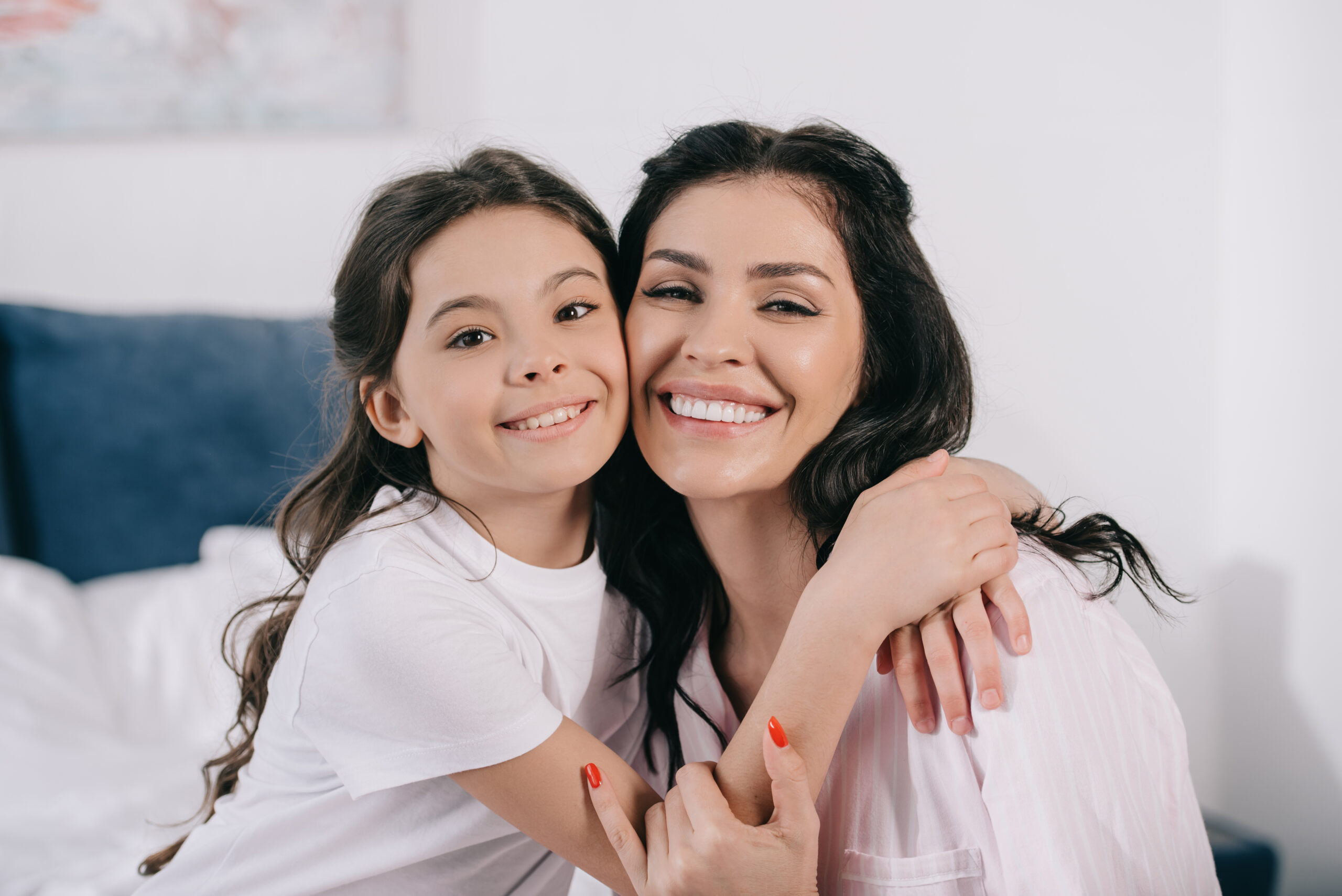 Madre e hija sonriendo juntas